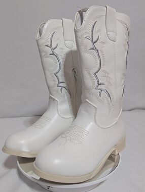 (New) IUV Cowboy Boots for Cowgirl Sized 13 (Youth) (White) w/detailed embroider
